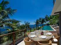 Villa Malimbu Cliff, Comedor con vista al mar